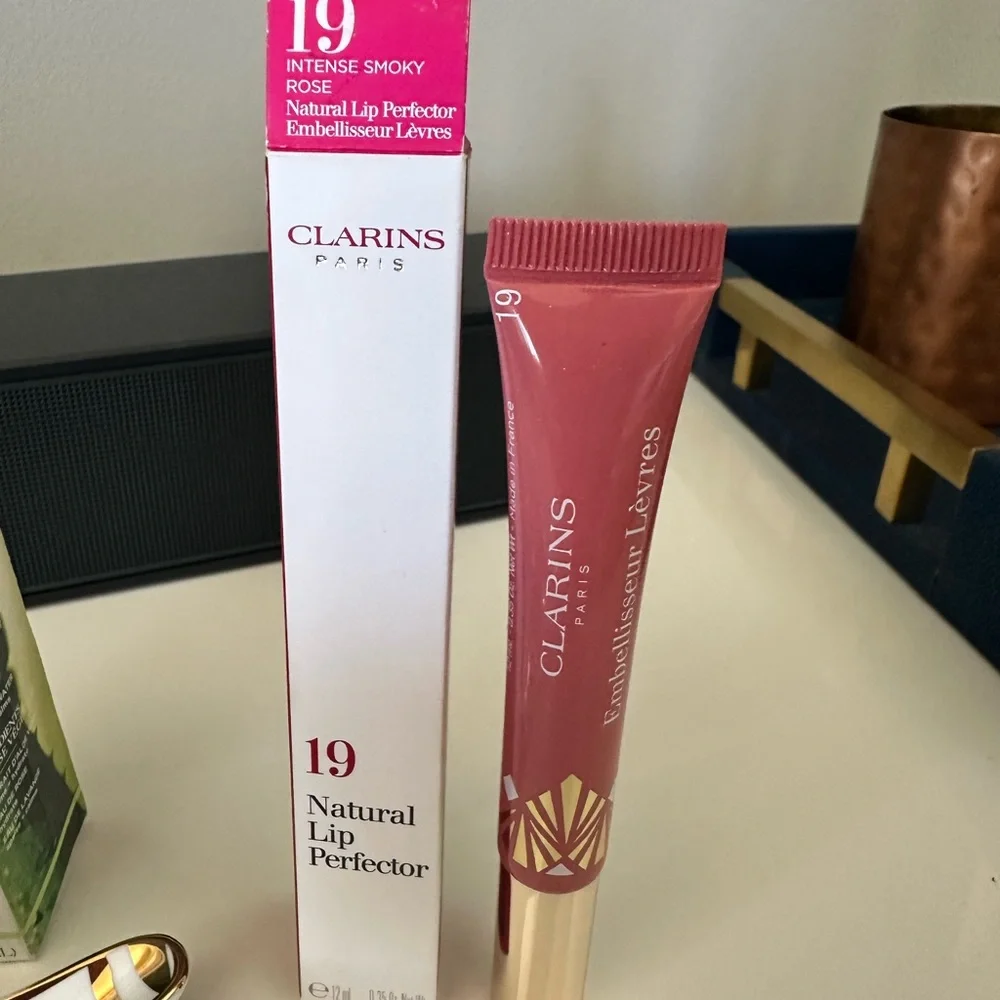 BEAUTY BUNDLE TATCHA MARC JACOBS WELL PEOPLE AND CLARINS and COSMETIC CASE